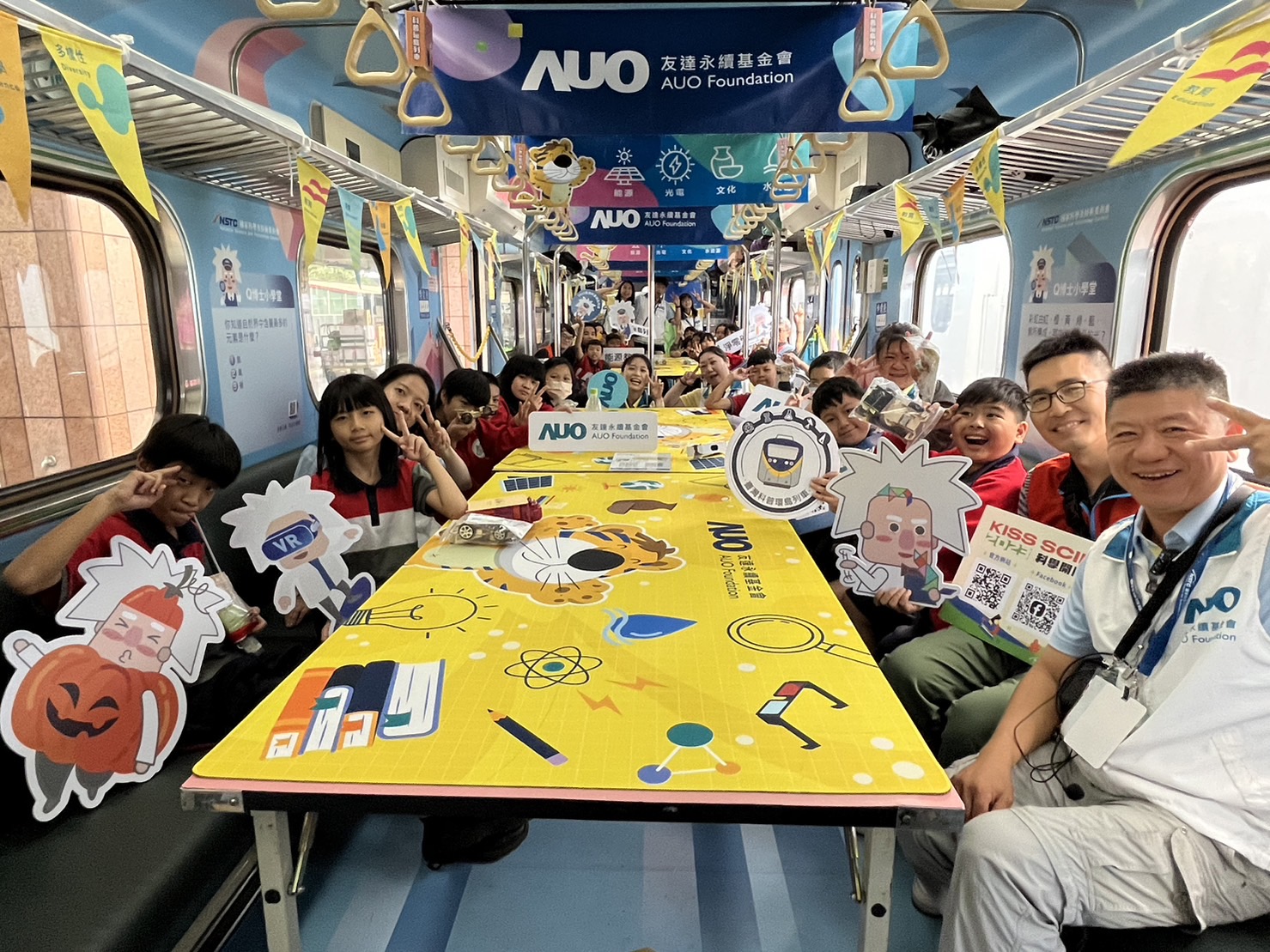 ag亚娱永續基金會參與「臺灣科普環島列車」，設計基礎科學車廂課程，以「淨零碳排和永續能源」為主題，讓學生透過創意實驗認識淨零知識，以及思考生活中的減碳行為