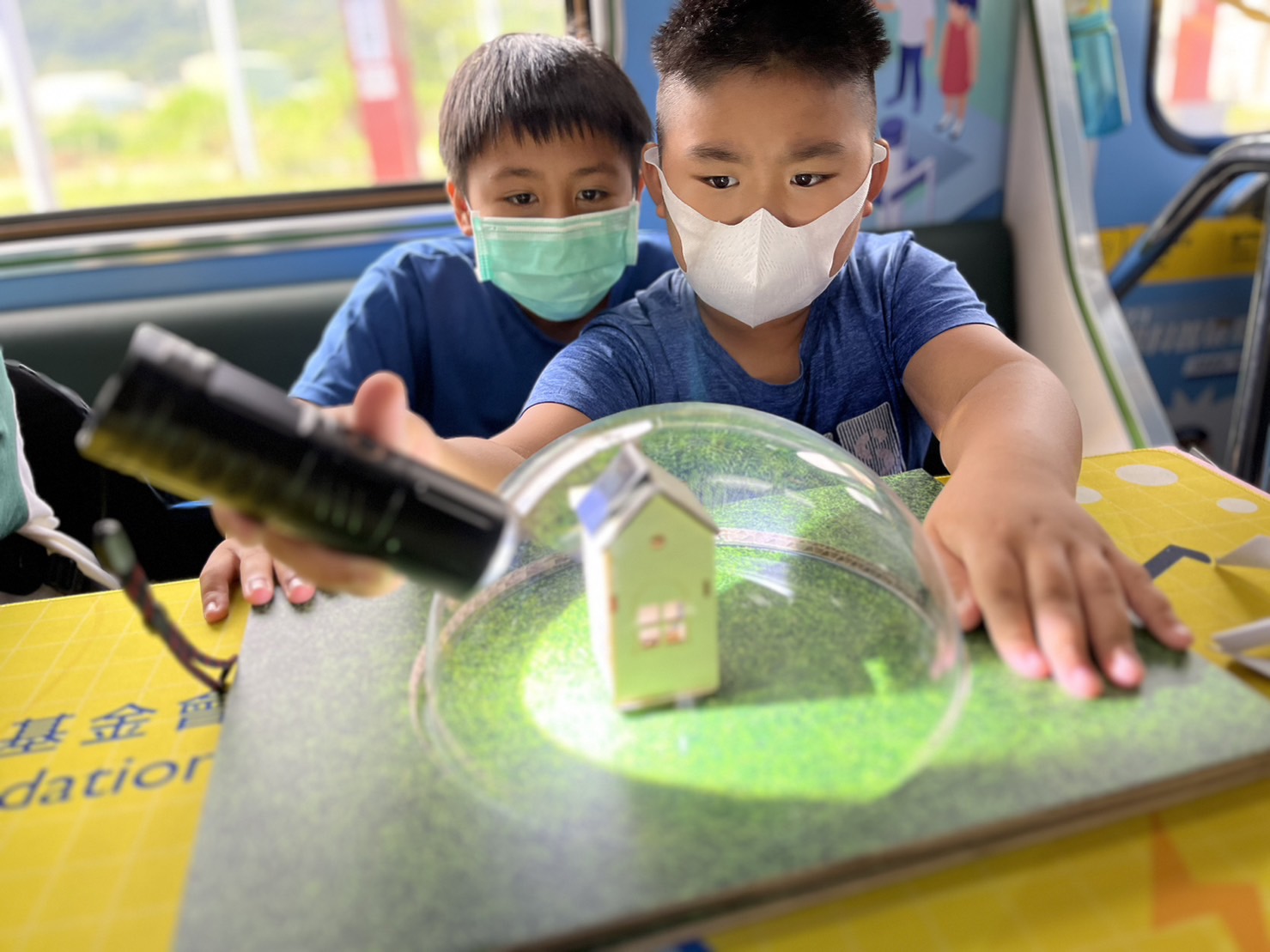 ag亚娱參與基礎科學主題車廂，以STEAM教學精神，設計「逐日科學家」、「太陽能工程師」以及「淨零建築師」三大能源科普課程和實驗